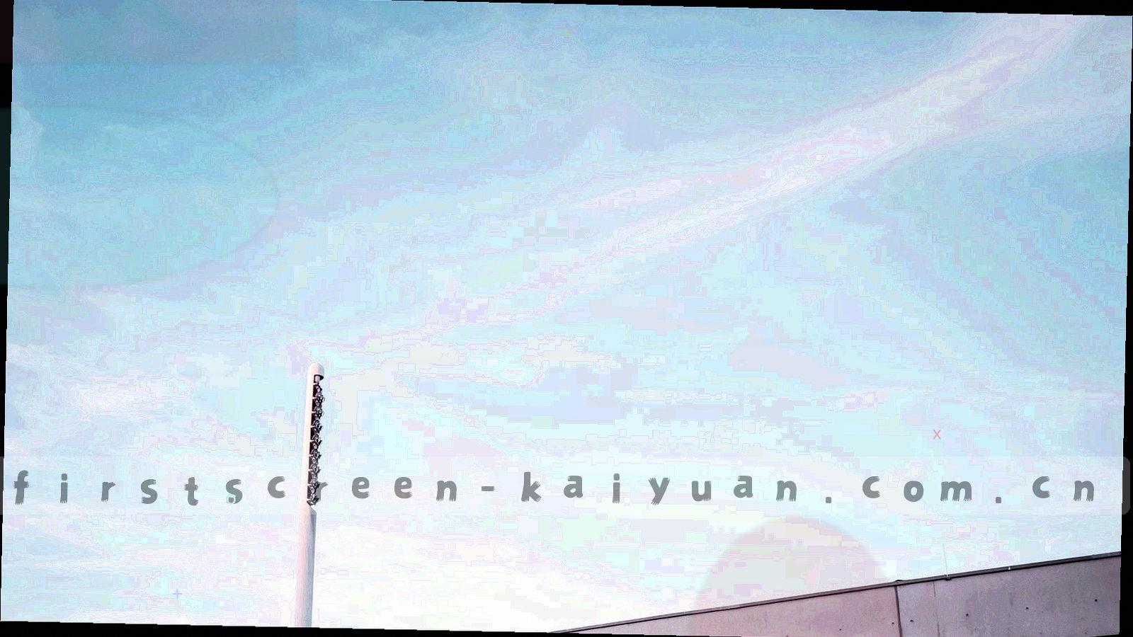 会馆门厅灯箱与接待台局部，墨绿墙面映出暖金色灯光，画面中不出现人物正面